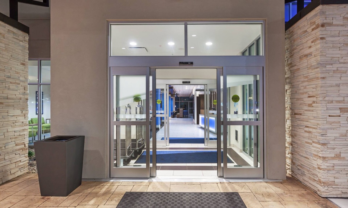 South Tulsa Hotel | Holiday Inn Express & Suites Tulsa South - Woodland Hills by IHG