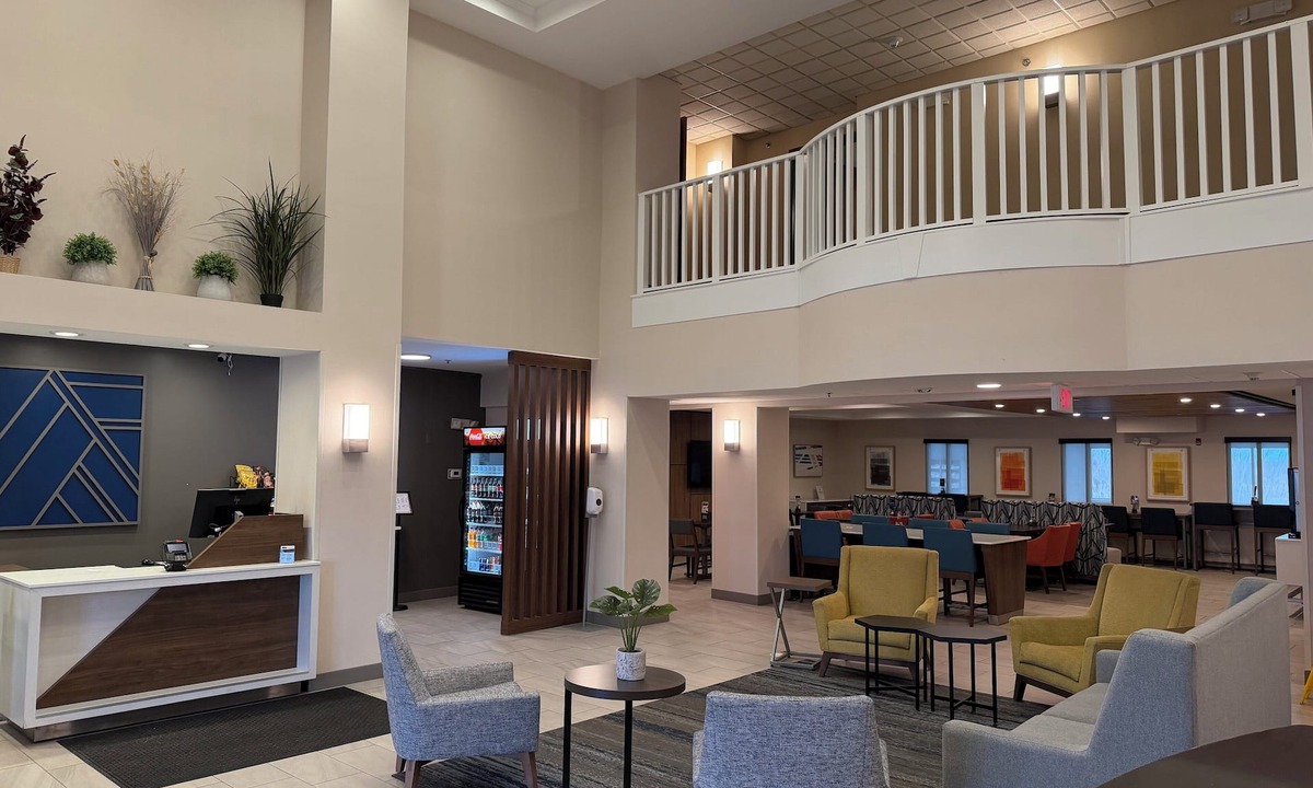 Lindbergh Lawns Hotel | Holiday Inn Express Syracuse Fairgrounds by IHG