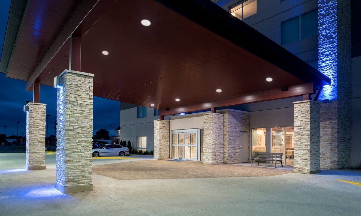Kingdom City Hotel | Holiday Inn Express & Suites Kingdom City by IHG