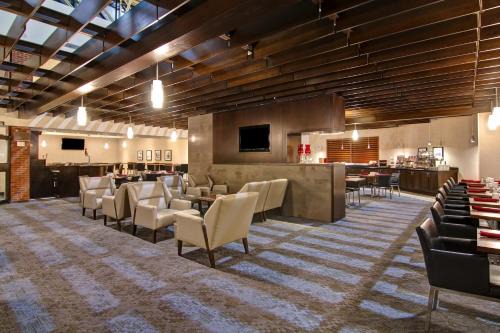 Oakville Hotel | Holiday Inn Oakville Centre by IHG