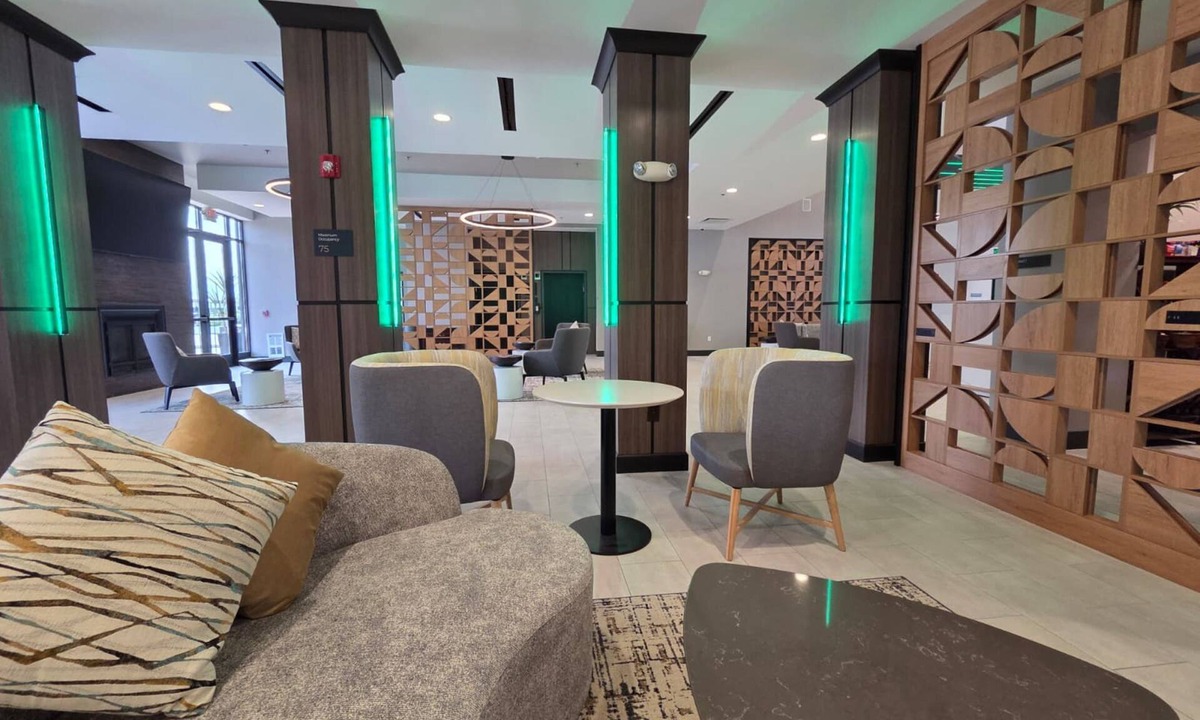 Fairview Heights Hotel | Holiday Inn St. Louis Fairview Heights by IHG
