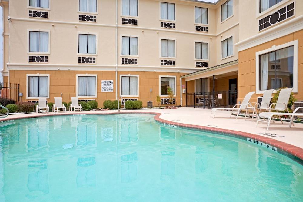 Mount Pleasant Hotel | Holiday Inn Express Hotel & Suites Mount Pleasant, an IHG Hotel