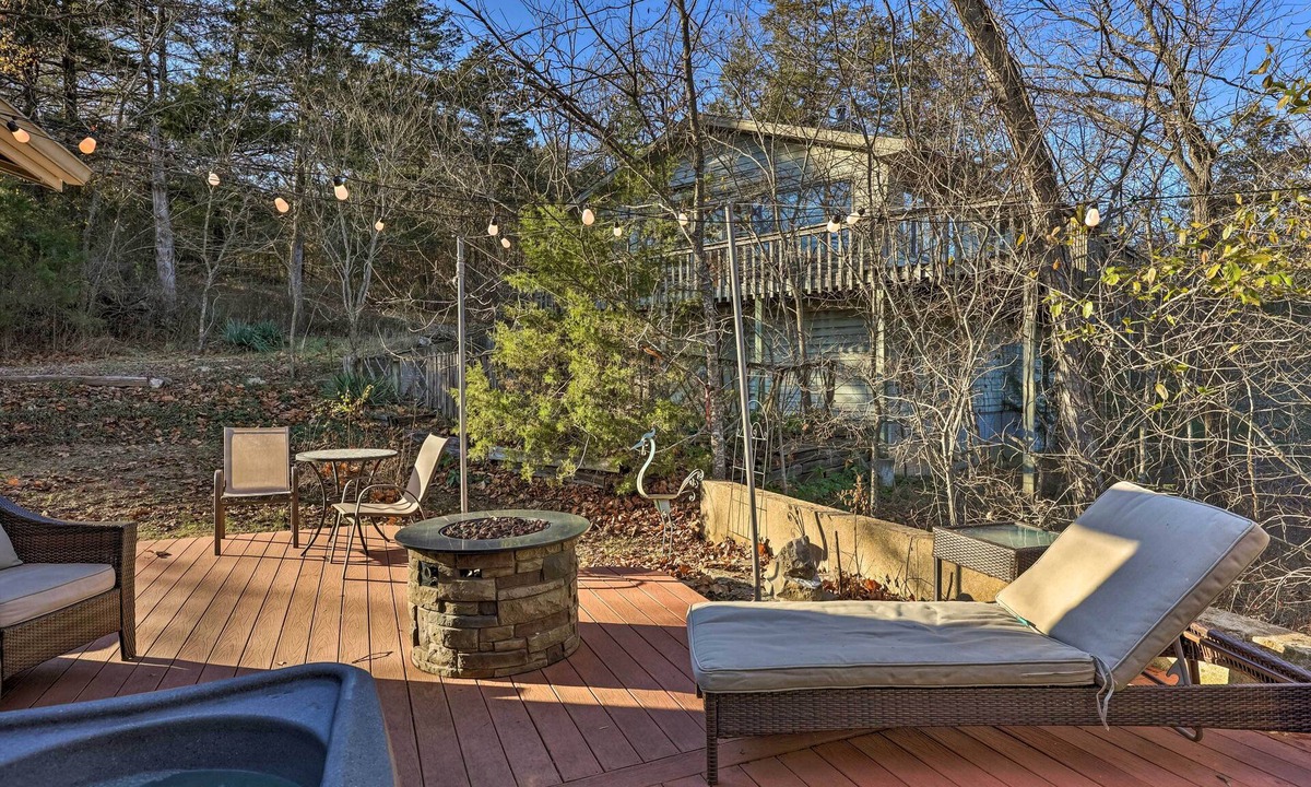 Eureka Springs Cottage | Holiday Island Home: Hot Tub & Wood Stove!