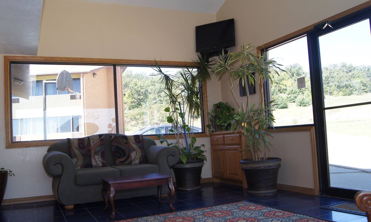 McAlester Hotel | Holiday Lodge & Suites