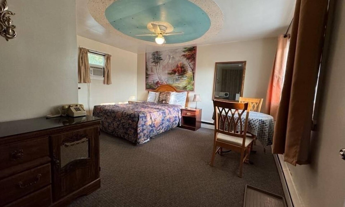 Orillia Hotel | Holiday Motel