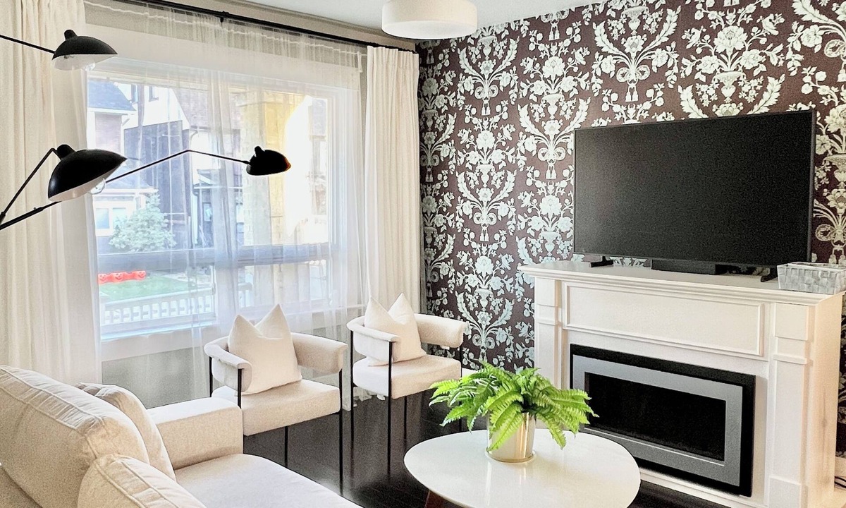 East Danforth House | Holiday Promo - Modern Upper Beaches House - 3 Bedrooms 2 Bathrooms w/Parking