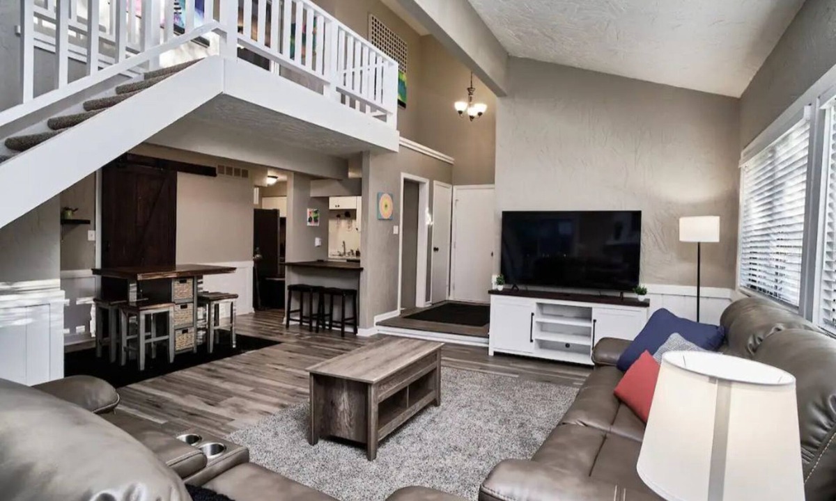 Fishers House | Holiday-Ready 3BR and 2BA sleeps 9 in Fishers