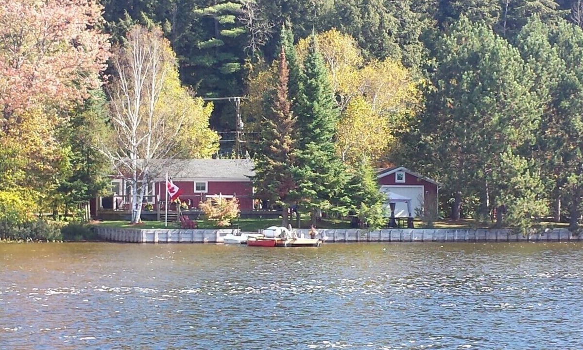 Irondale Cottage | *Holiday Specials* Gorgeous Lakefront Cottage on Little Boshkung Lake