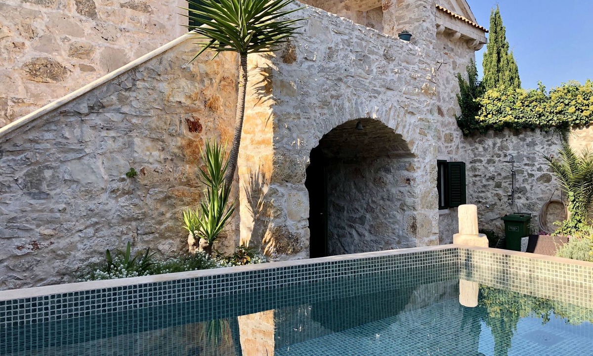 Banj Villa | Holiday Villa Blue Tree