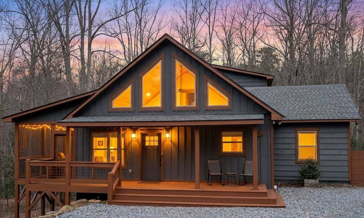 Blairsville Cabin | Holly Berry Hill - Walk to Lake Nottely, Unwind in the Hot Tub & Enjoy S'mores Under the Stars