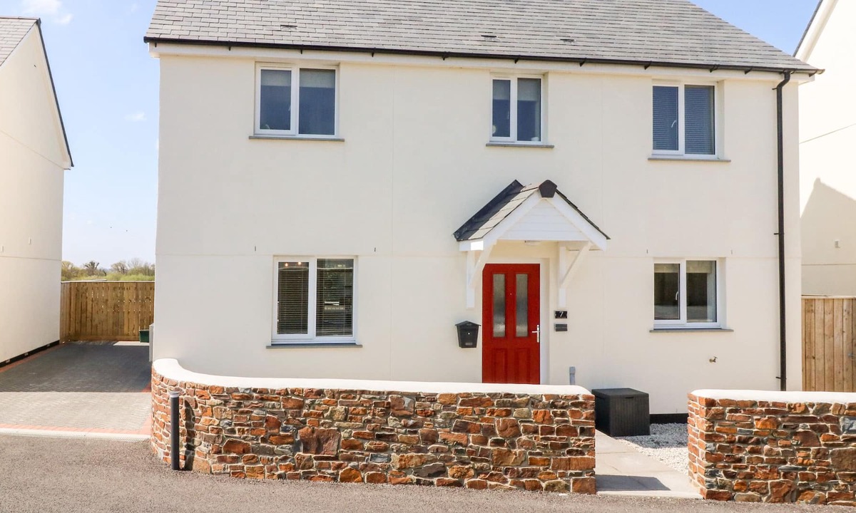 East Portlemouth Cottage | HOLLY BUSH, pet friendly, with open fire in Okehampton