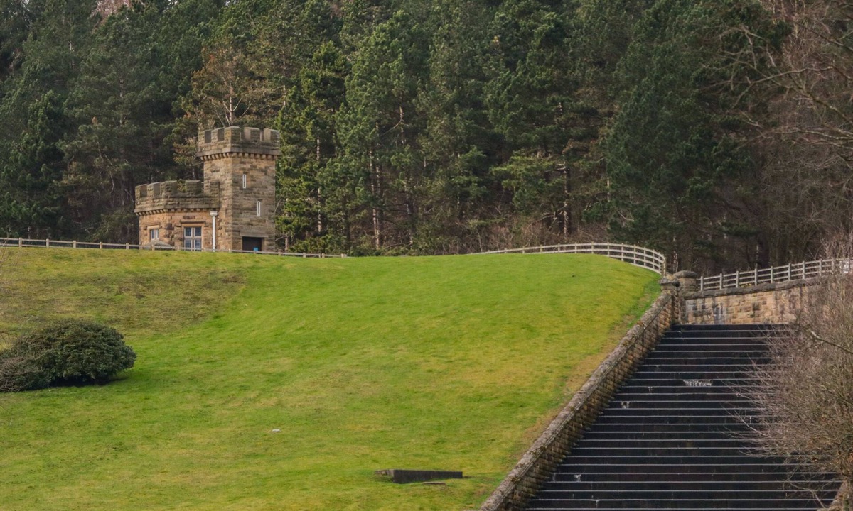 Hoylandswaine Cottage | Holly Cottage