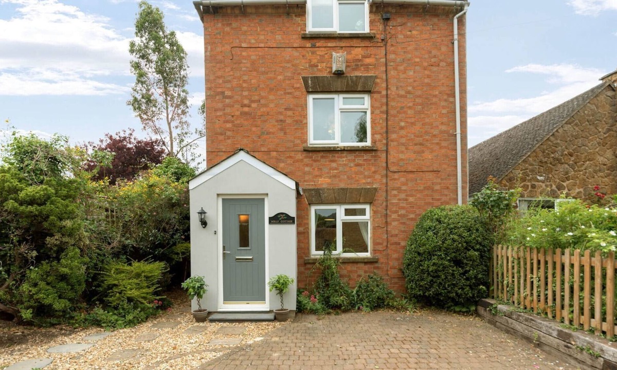 Sibford Gower Cottage | HOLLY COTTAGE (MIDDLE TYSOE), pet friendly, with open fire in Tysoe