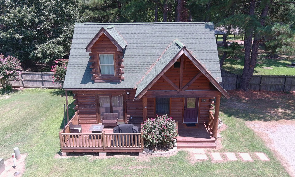 Heber Springs Cabin | Hollyn’s House: Charming River Cabin Just Steps from Cold Water Grill