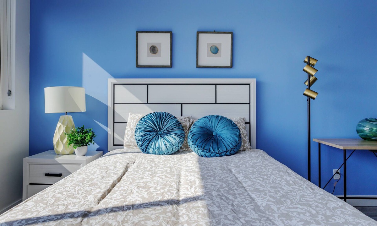 Little Armenia House | Hollywood Art House with Bright Sunlight