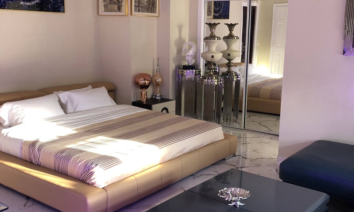 Wilshire Center Apartment | Hollywood Art Studio Apartment