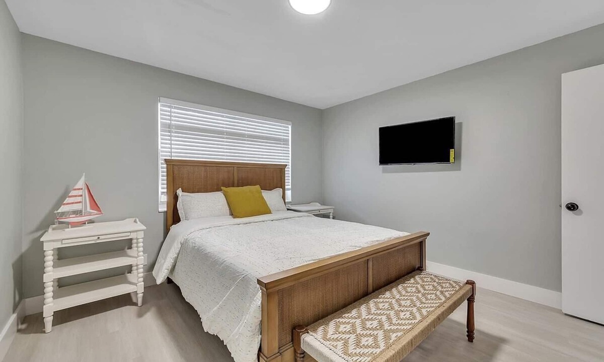 North Beach Apartment | Hollywood Beach 1BR Getaway | WiFi + AC