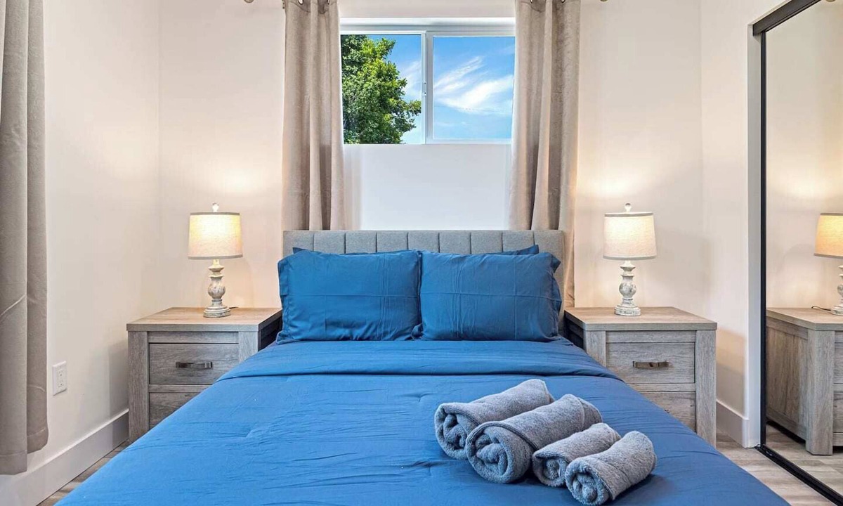 Wilshire House | Hollywood Chateau Townhouse