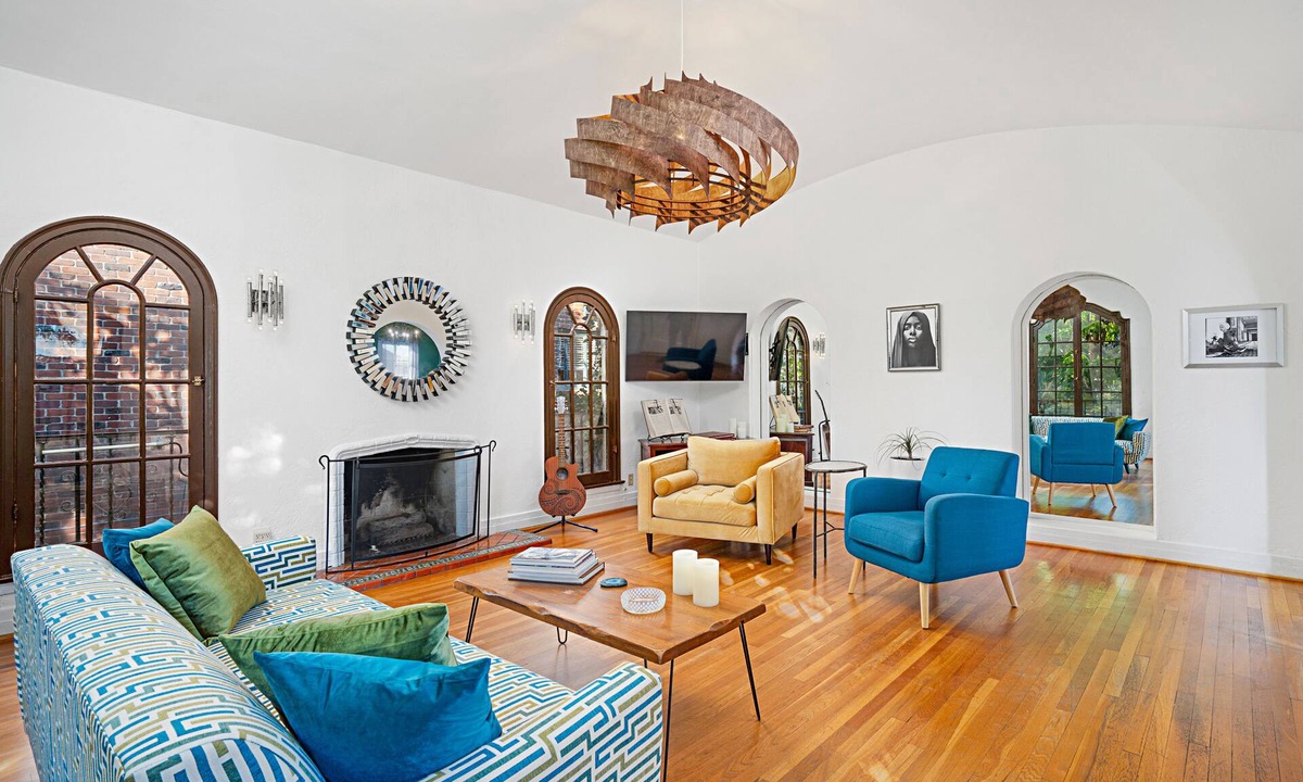 Los Feliz Apartment | Hollywood Glam + Modern Comfort at Griffith Park