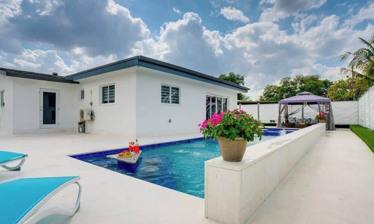 Boulevard Heights House | Hollywood Home w/Pool, Jacuzzi, BBQ, & Pool Table