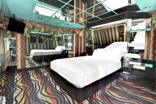 East Farmingdale Hotel | Hollywood Motel