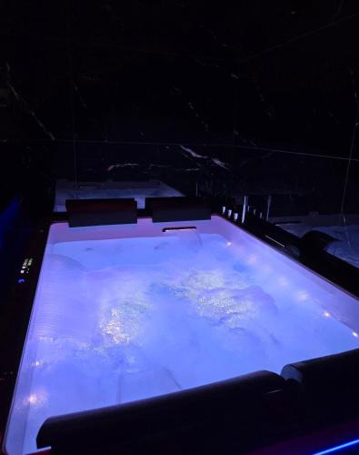 Chateau-Thierry Apartment | Hollywood Spa Jacuzzi - Cinéma