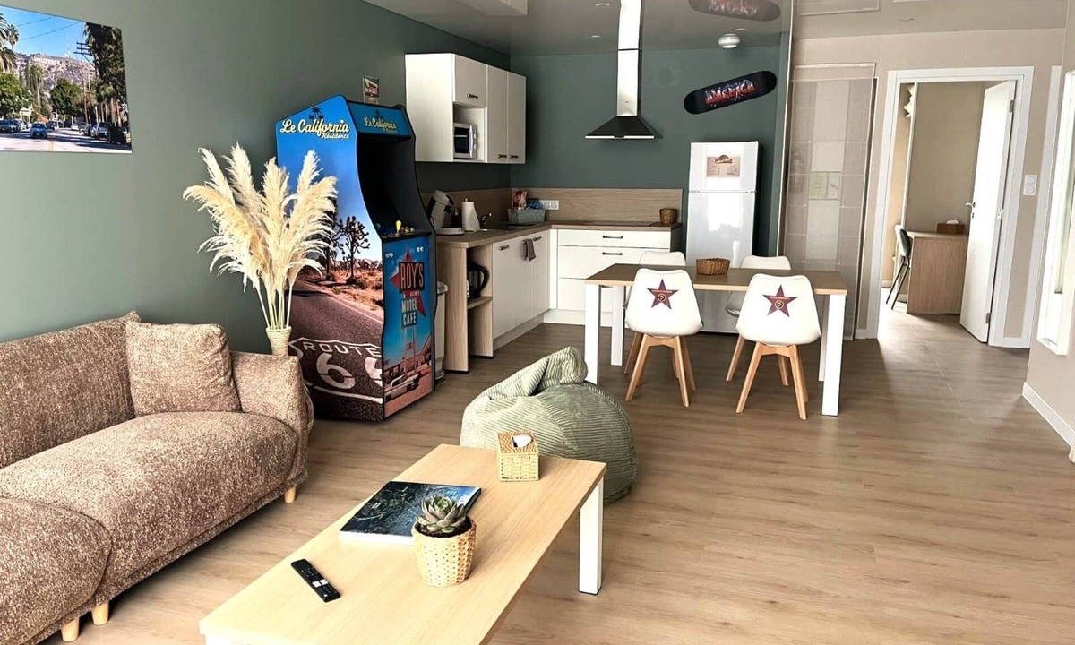 Neuf-Mesnil Apartment | Hollywood - Suite in residence with swimming pool