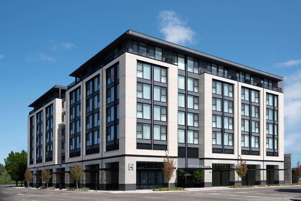 Central Area Hotel | Holman Riverfront Park Hotel Salem, Tapestry By Hilton