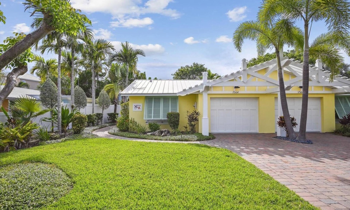 Holmes Beach Cottage | Holmes Beach Cottage Steps to the Beach with Heated Pool!