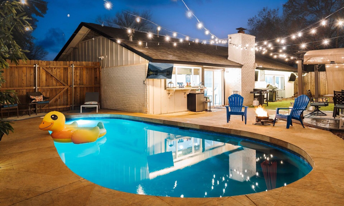 East Congress House | Holy Duck! FREE Heated Pool ~Outdoor TV's~ Firepit