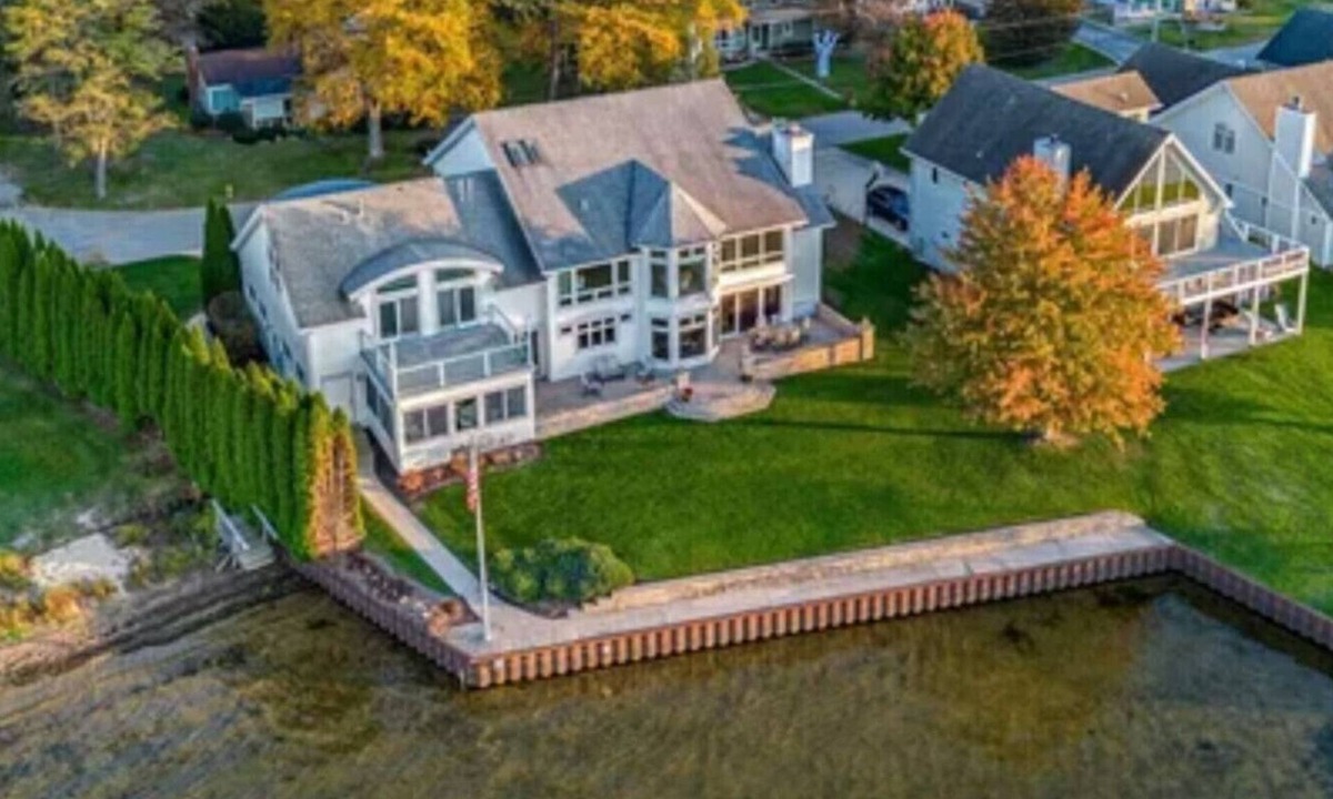 La Porte House | HOLY Mother of all Lakehouses