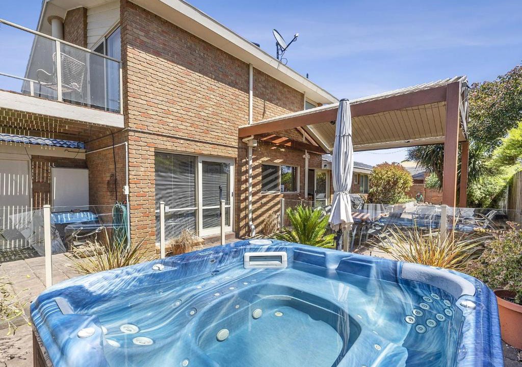 Torquay House | Holyhead Spa on Whites Beach