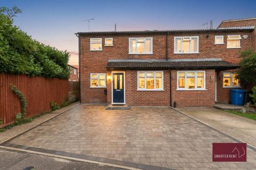 Bray on Thames Apartment | Holyport - Three Bedroom House - Parking