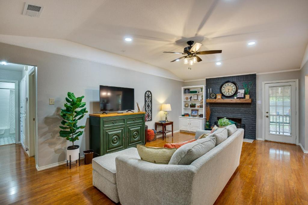 Waxahachie House | Home 1 Mi to Historic Gingerbread District & Dtwn!