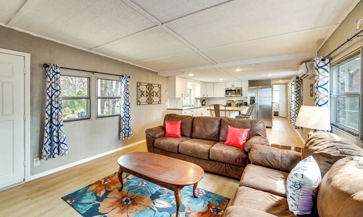 Log Cabin House | Home 2 Mi to Cedar Creek Lake: Bring Your Pets!