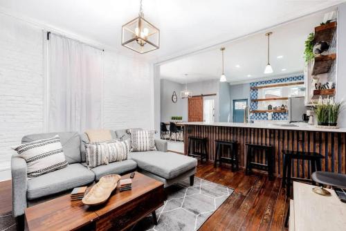 Benton Park West House | Home 4/King Beds - Large Garage by StayStLouis