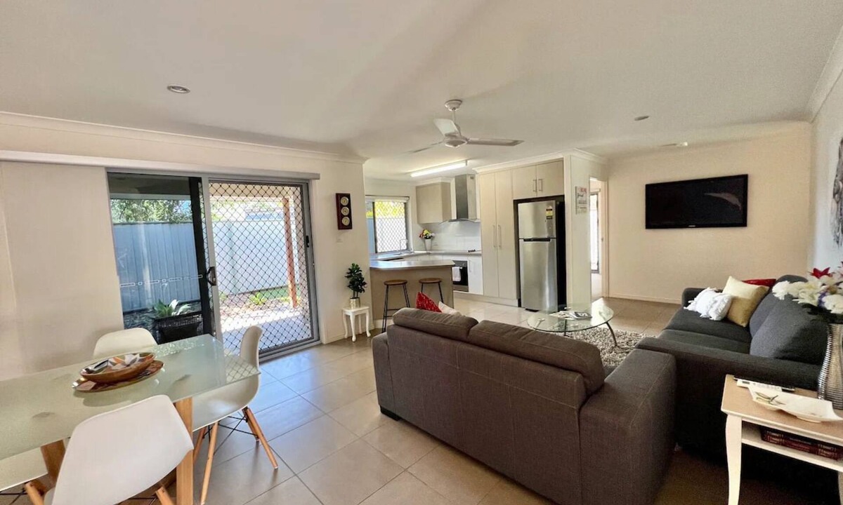 Bundaberg South Villa | Home away from home! Modern, comfortable, central, AC, Yard.