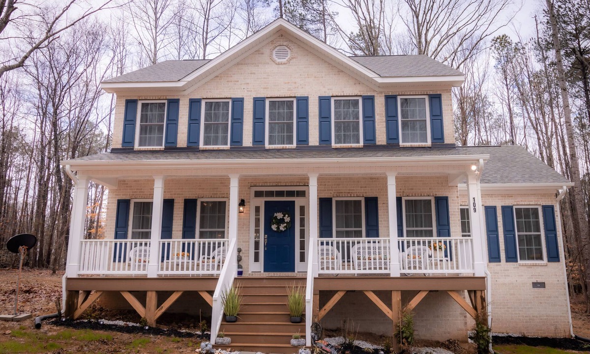 Littleton House | HOME AWAY FROM HOME/2 -story modern farmhouse at Lake Gaston /HOT TUB AUG 1