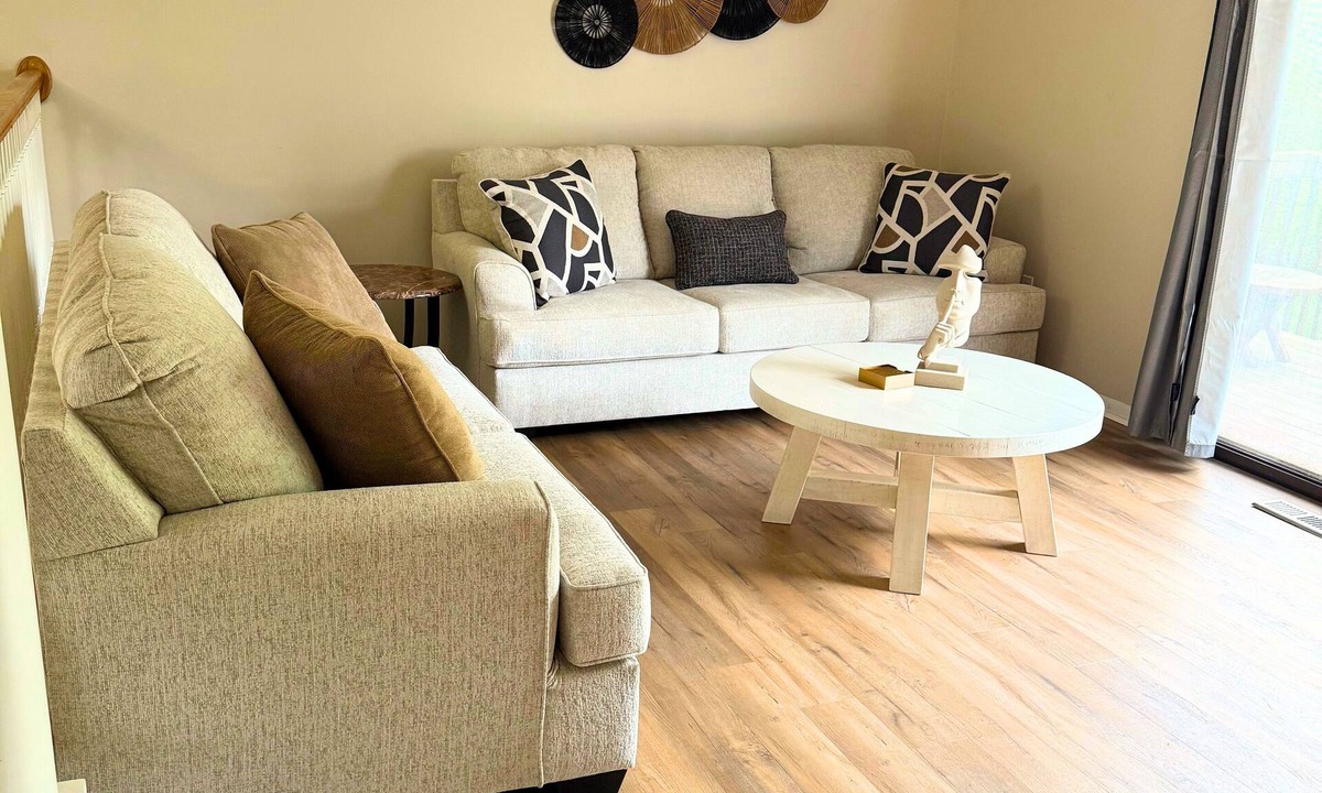 Newington Condo | Home away from home 2-bdrm condo easy highway access