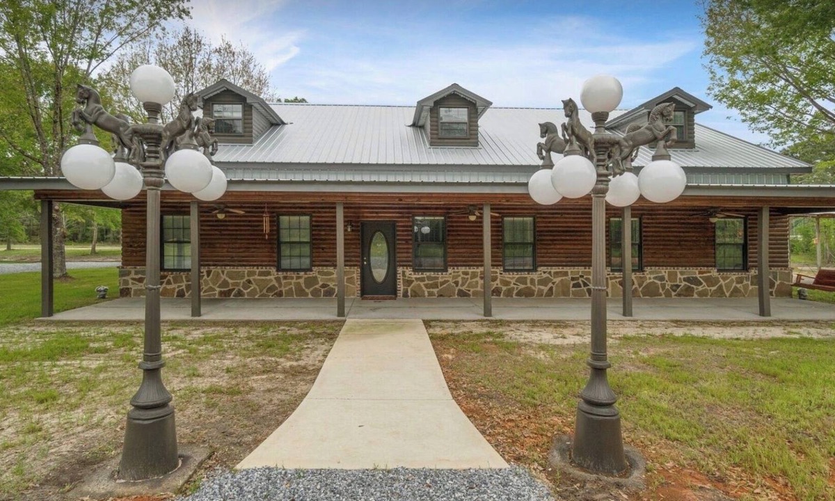 Eastabuchie Bed & Breakfast | Home away from home 4 beds, 1 king, 2 queen, set of bunk beds and sofa bed.