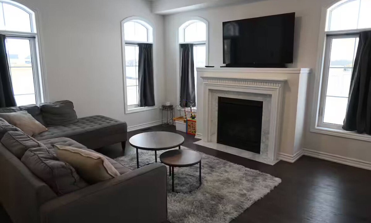 Alcona House | Home away from home! 5 minutes drive from Innisfil Beach or Recreation Complex!