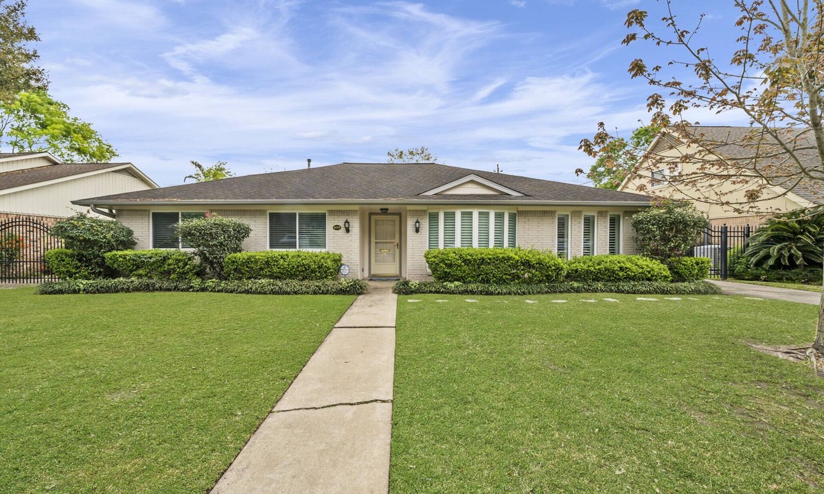 Houston House | Home Away From Home, Med Center, Sports, Shopping