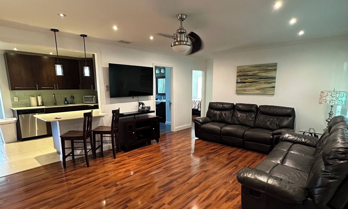 Gulf Gate Estates House | Home away from home mins to Beach!