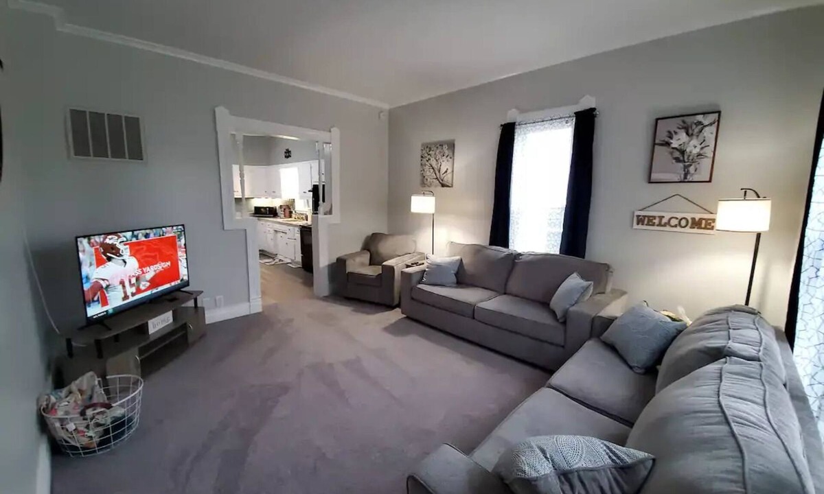 Warrensburg House | Home Away From Homenn