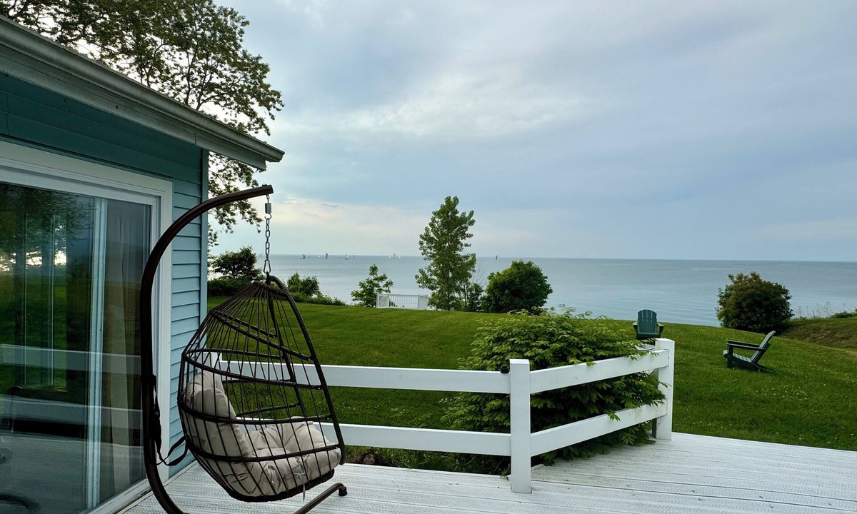 Town of Porter Villa | Home Away on Lake Ontario