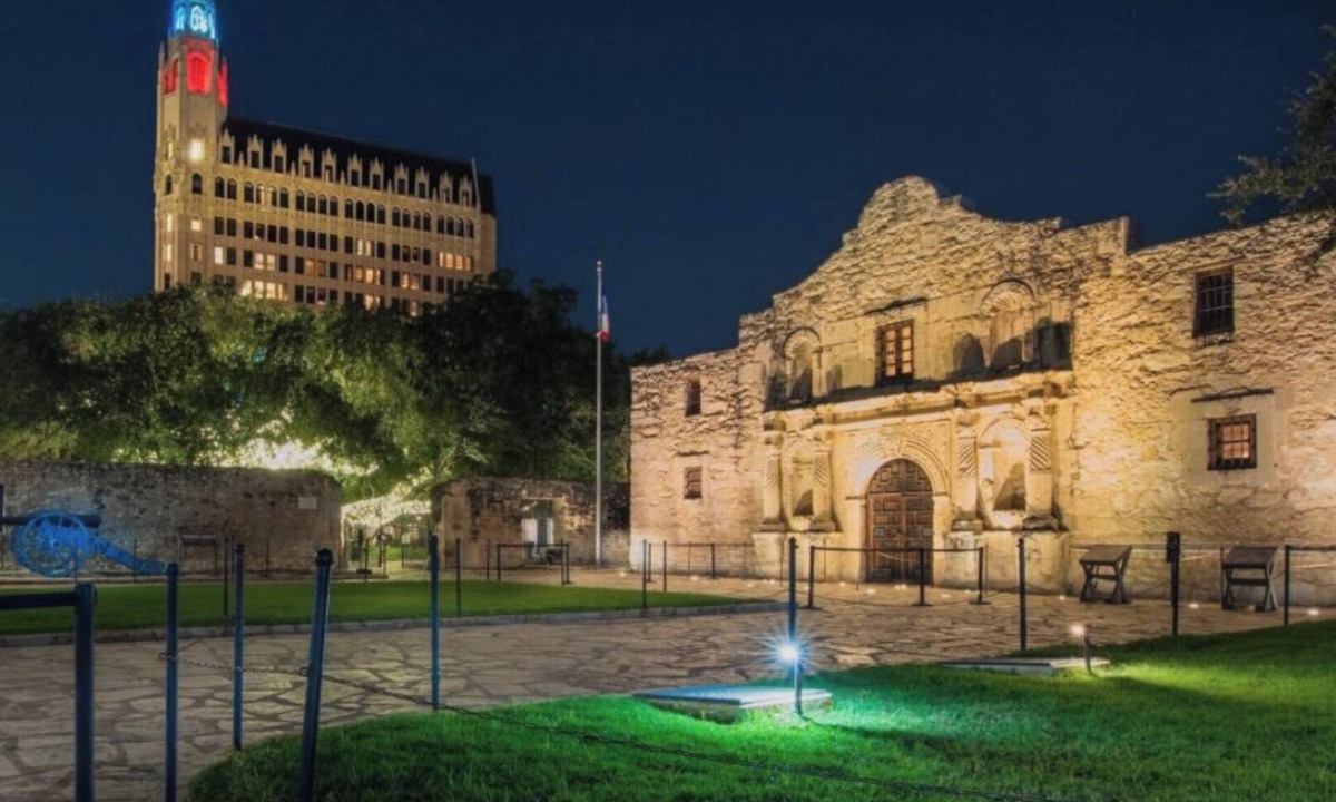 Near East Side House | Home by the Dome! 2BR Downtown San Antonio Alamodome Hemisphere close!rn