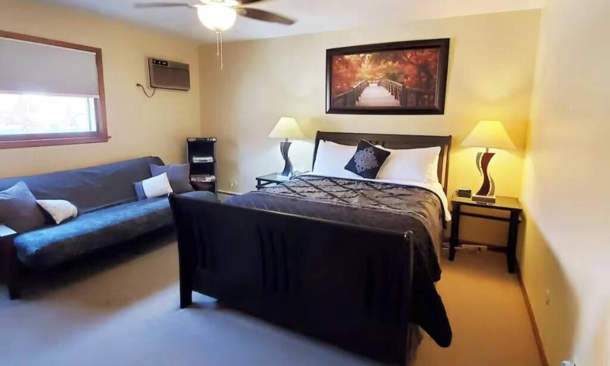 Palos Hills Condo | ~Home Comforts, Roku SmartTV, Fast WiFi~