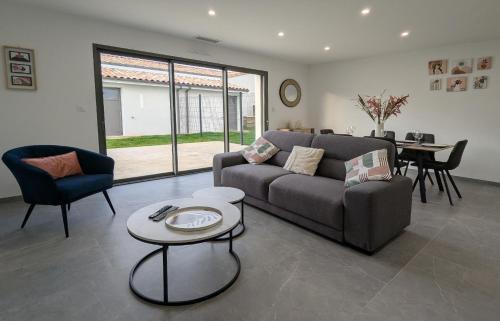 Chasseneuil-du-Poitou Villa | home family