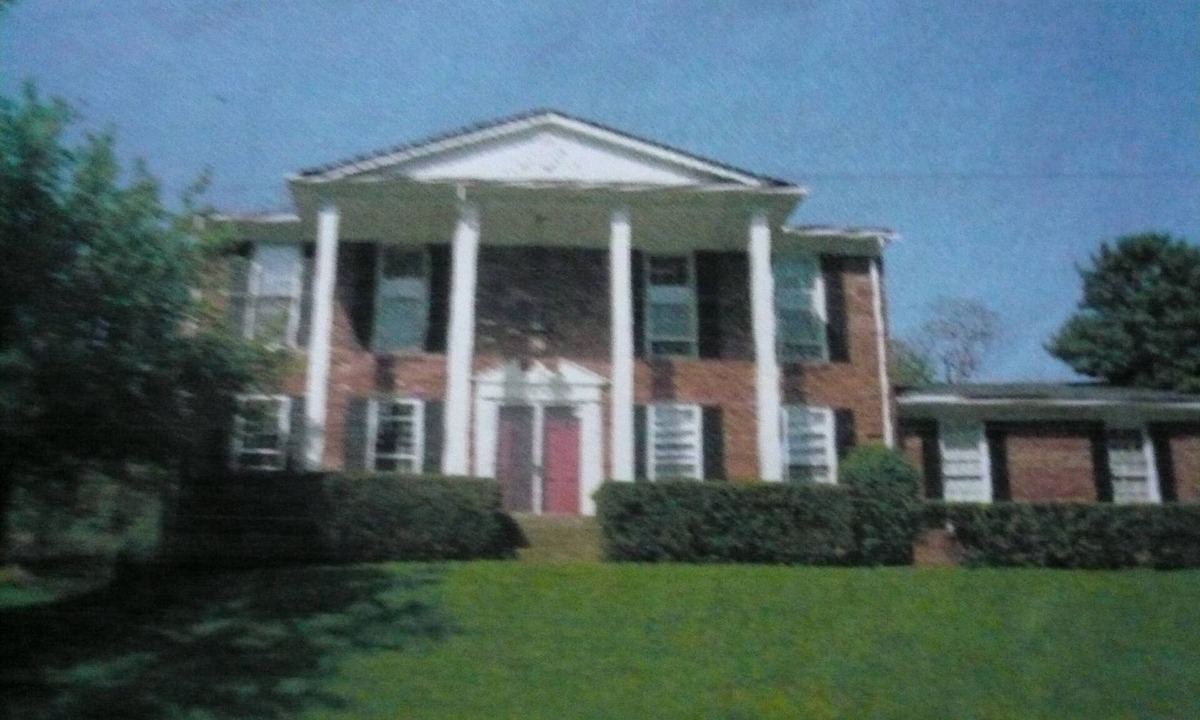 Louisville House | Home for Derby-minutes to interstate and downtown