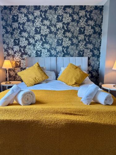 Keynsham House | Home in between Bath and Bristol - Sleeps 9 guests